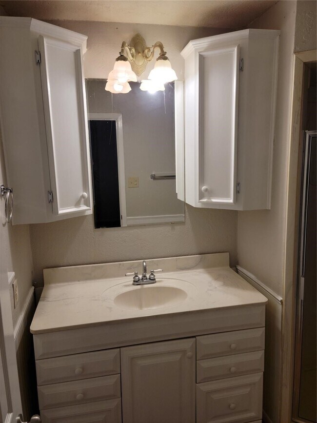 Building Photo - 343 Windsor Square