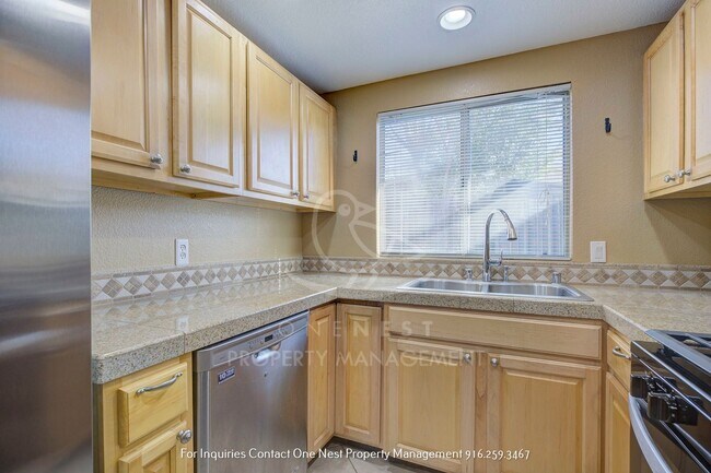 Building Photo - Heart of Roseville, 3 bedroom townhome wit...