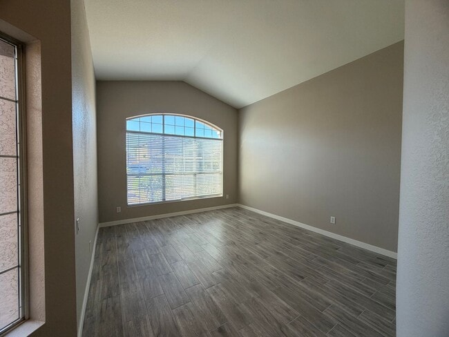Building Photo - UPDATED BEAUTY IN GARDEN LAKES