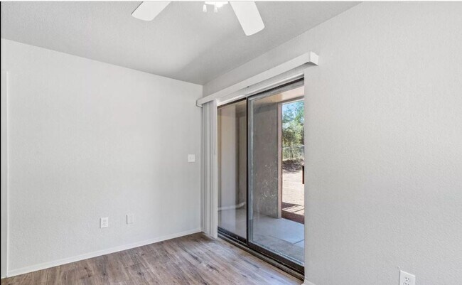 Building Photo - Cute, clean 2 bed / 1 bath in Northeast Pa...