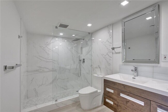 Building Photo - 4015 W Palm Aire Dr