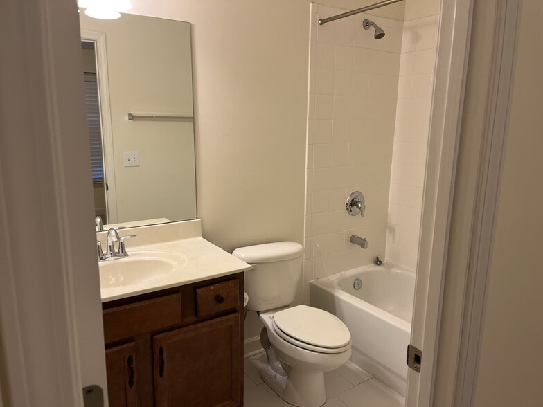 Guest Full Bath - 3224 Lincoya Creek Dr