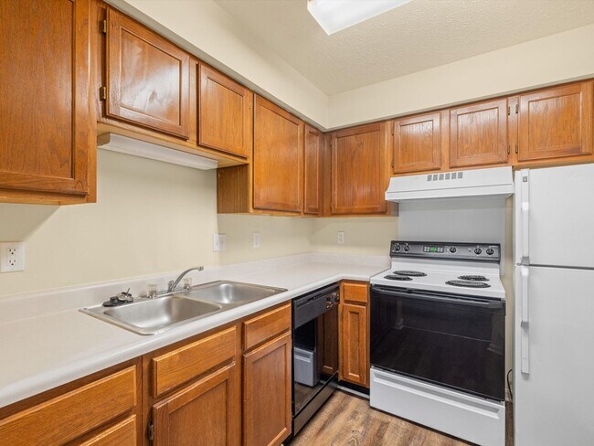 Building Photo - Live 5 Minutes from HONDA********** Rent $1324/mo*********Restaurants and Grocery Around the corner