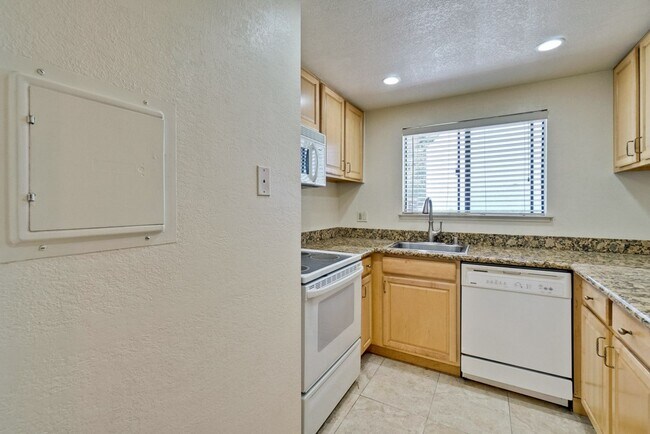 Building Photo - 2201 Monroe #505