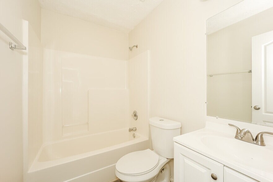 Building Photo - 587 Rosewood Cir