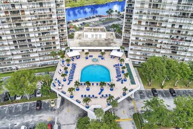 Building Photo - 3731 N Country Club Dr