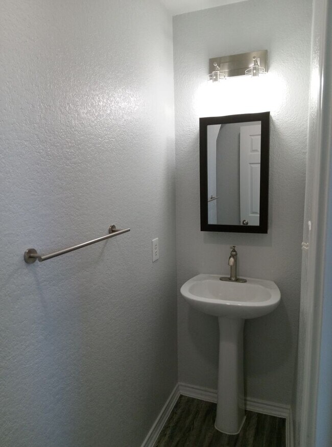 Building Photo - Beautiful and Spacious 4bedroom/2bath Home