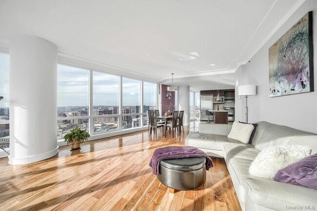 Building Photo - 1 Renaissance Square