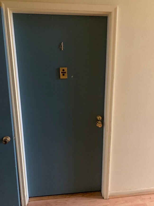 Building Photo - 1 Bedroom 1Bath Condo Available with Water