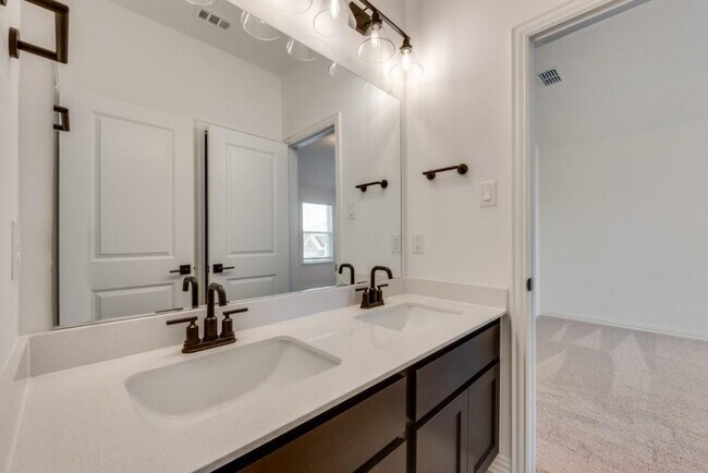 Building Photo - 2404 Swallowtail St