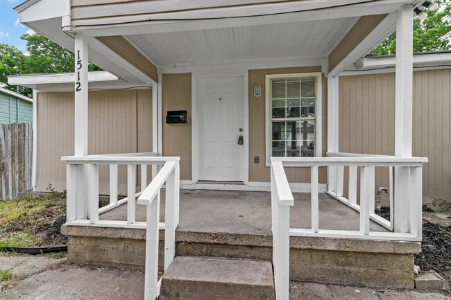 Building Photo - Charming 2 bedroom, 1 bathroom home located near Historic McKinney!!