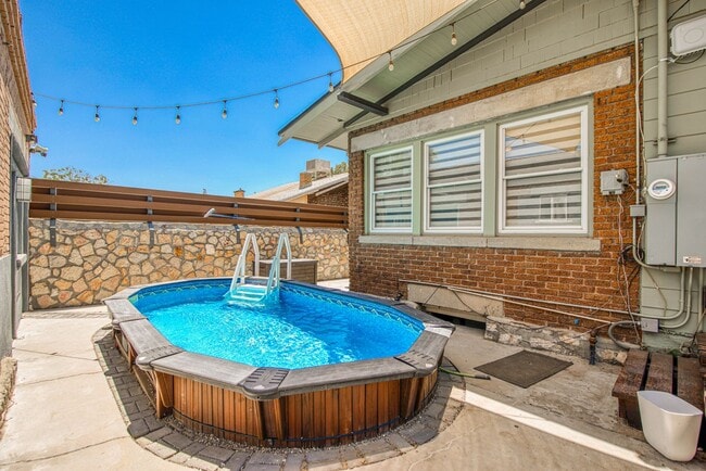 Building Photo - Manhattan Heights Historic District Gorgeous Backyard with Pool and Large House