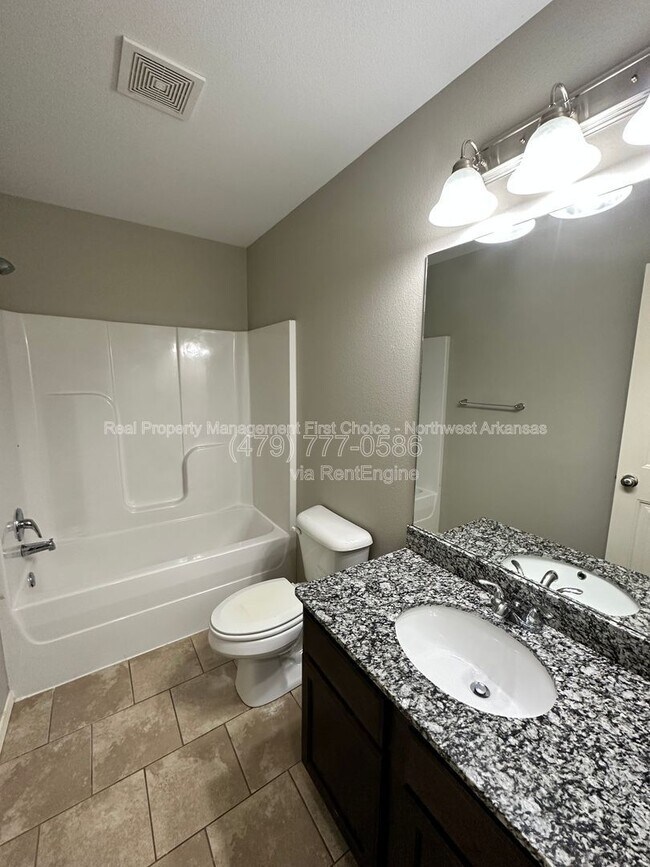 Building Photo - 2900 SW Amberwood Ave