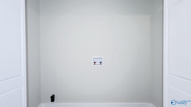 Building Photo - 4033 Lucerne Dr SE