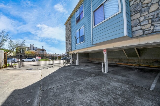 Building Photo - 3750 Tanglewilde St