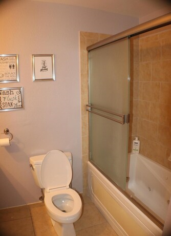 bathroom hallway - 1933 E Auburn Dr