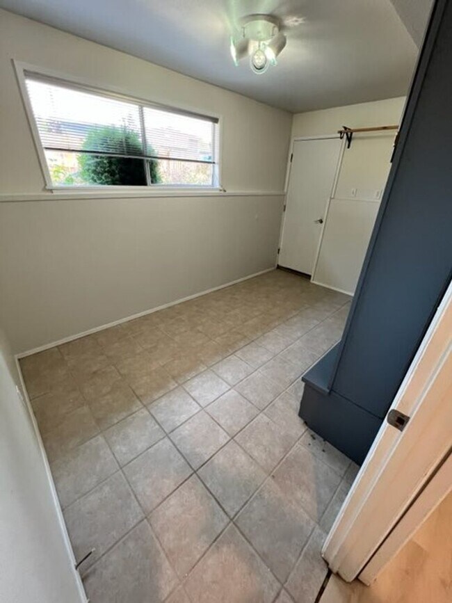 Building Photo - $3950 2520 SqFt, SFH/4BDR,2BA,office/Garag...