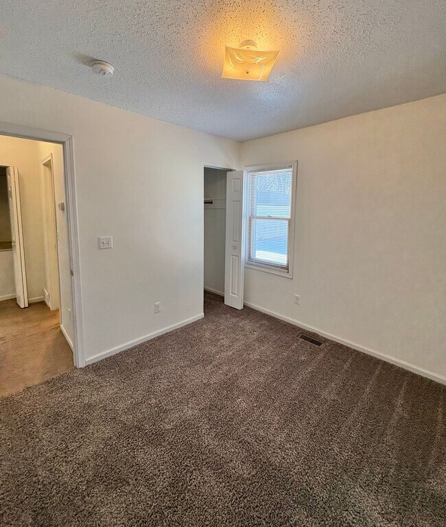 Building Photo - 2 Bedroom House!