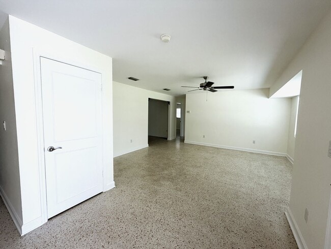 Building Photo - 3/2/1 car garage in S. Ft. Myers Off Cypress Lake!