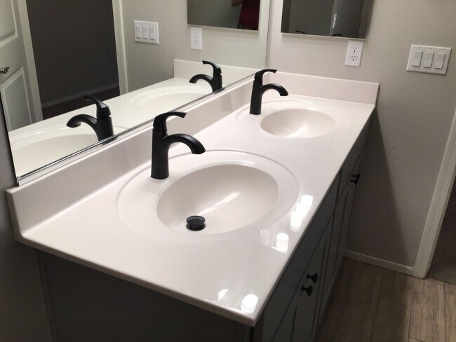 Building Photo - Clean, 3 Bdrm + Den, 2 Bath, 1842 sq/ft in...