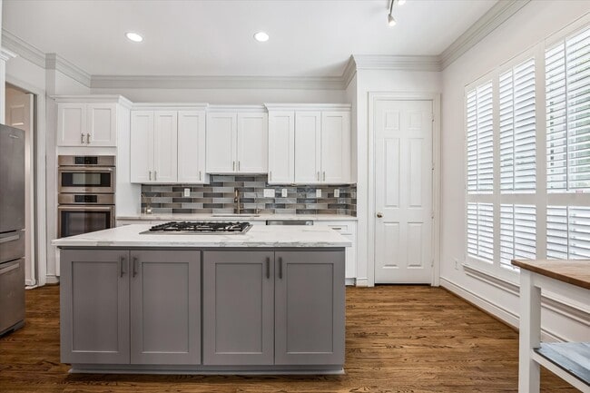 Building Photo - 1811 Devonshire Crescent