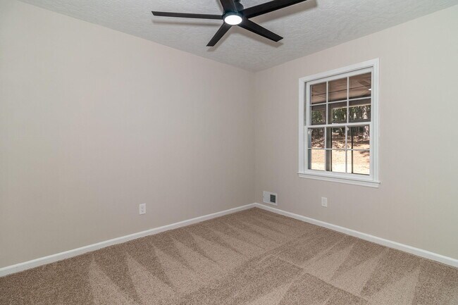 Building Photo - 4375 Lake Idylwilde Dr