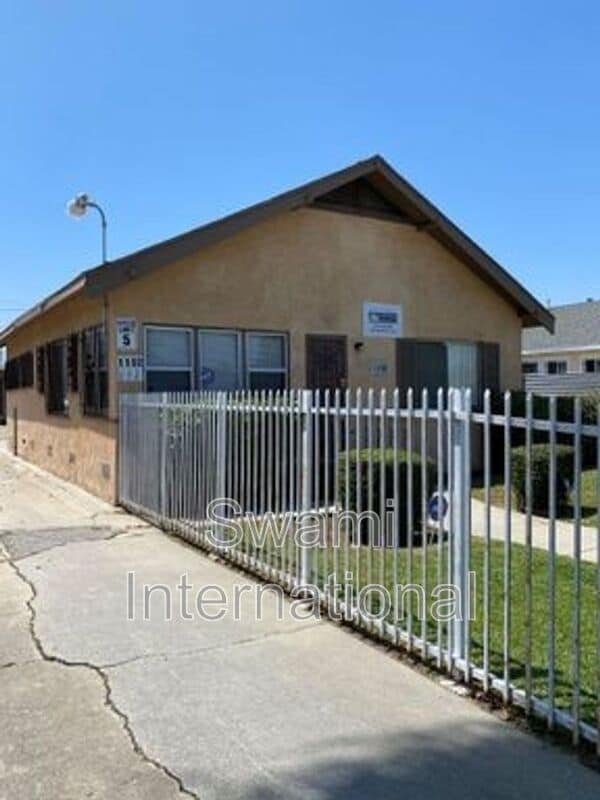 Building Photo - 1102 1/2 W. 92nd St.