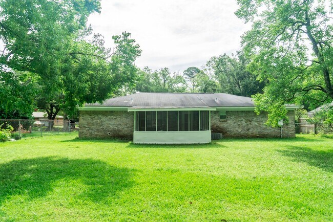 Building Photo - 1225 Parktown Dr