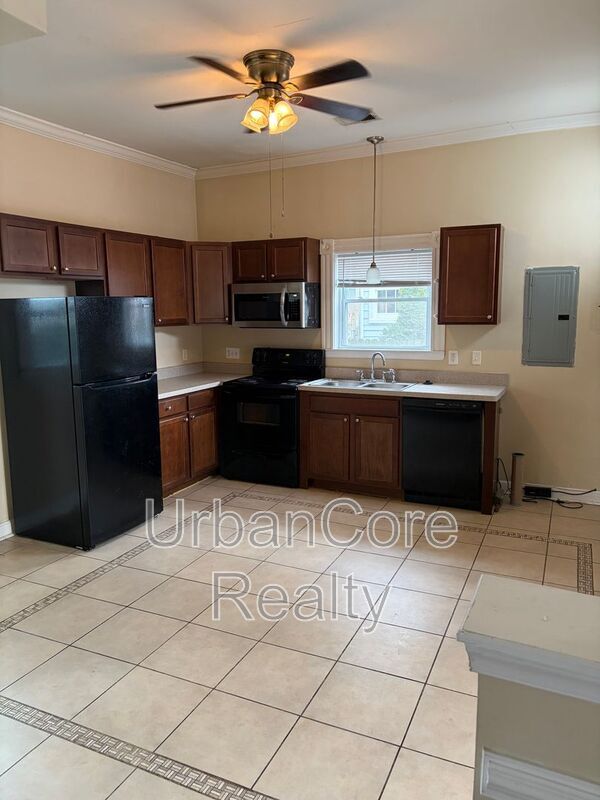 Building Photo - 2410 Cedar St