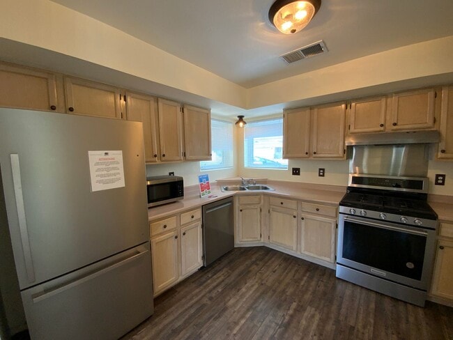 Building Photo - 2 Bedroom Single Story Home Available Near...