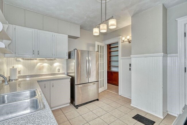 Building Photo - 371 Alexander St