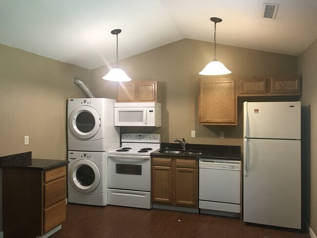 Building Photo - KU3-Santa Fe Triplex 3