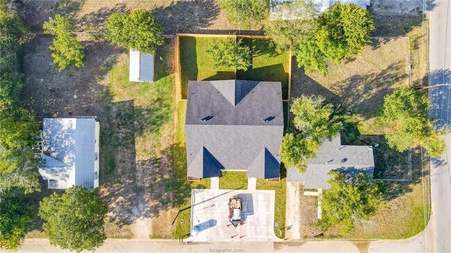 Building Photo - 603 N Echols St