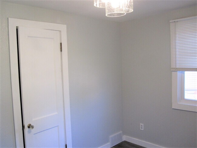 Building Photo - 376 S Pierson Ave