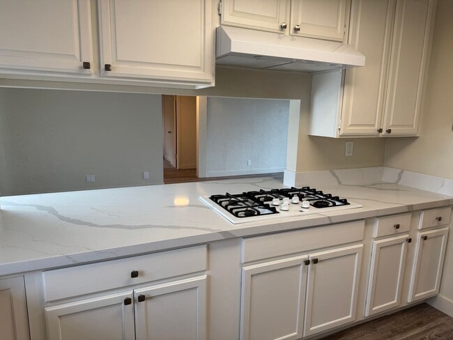 Building Photo - Seaside Home