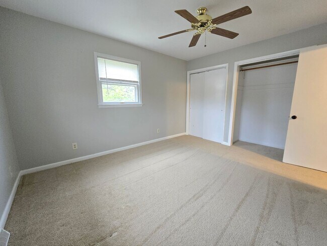 Building Photo - 306 Robinhood Ln