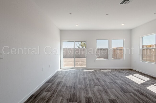 Building Photo - 4 Bedroom, 2 Bath Home with Solar in the S...