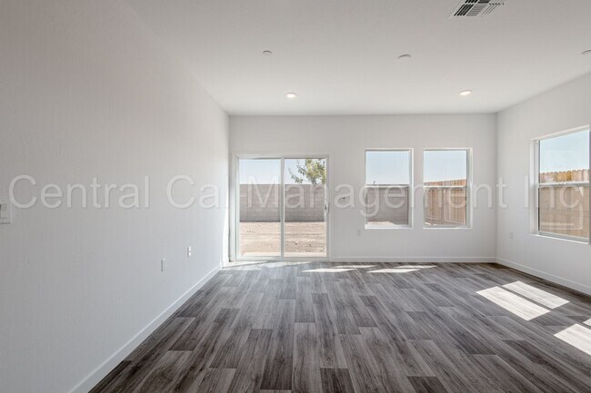 Building Photo - 4 Bedroom, 2 Bath Home with Solar in the Southwest - $2495 Per Month!