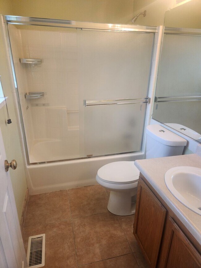 Building Photo - Beautiful well maintained two story, two bedroom townhouse with private backyard.