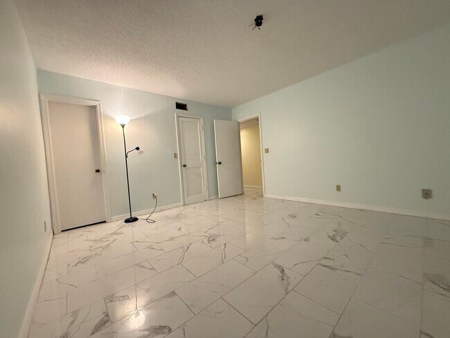 Building Photo - 1200 SE Parkview Pl