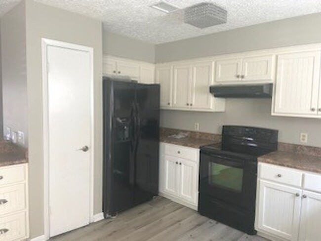 Building Photo - Beautiful home on quiet cul-de-sac! Very c...