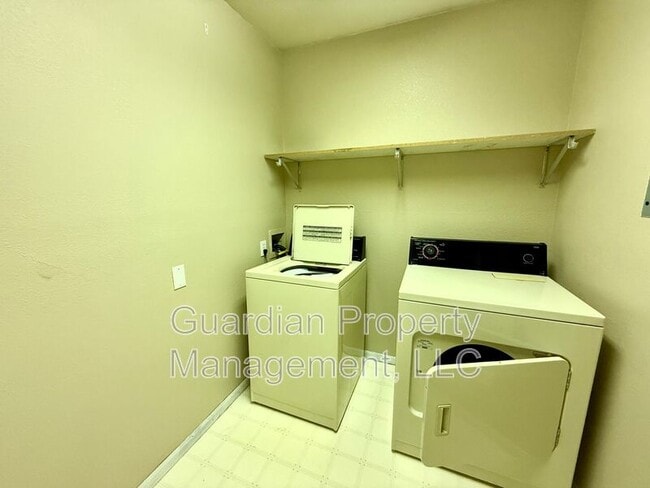 Building Photo - 515 W 11th St