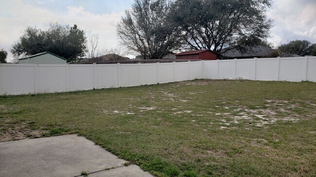 Building Photo - ~3/2~ Cardinal Pines Estate~Large Fenced i...