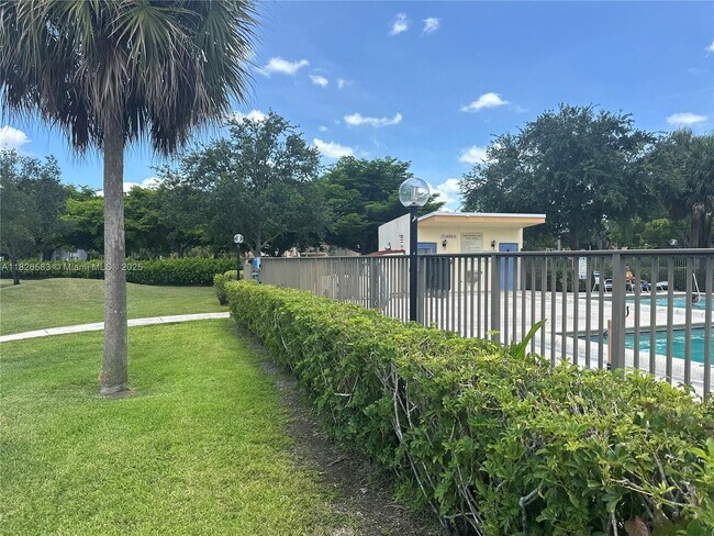 Building Photo - 185 Lakeview Dr