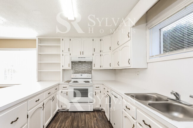 Building Photo - This charming home is ready for you!