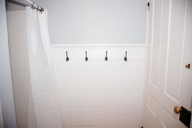 Building Photo - 253 E Main St