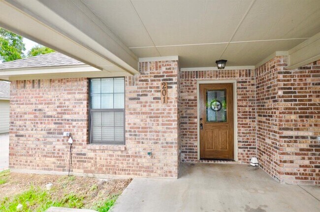 Primary Photo - 663 W Tarleton St