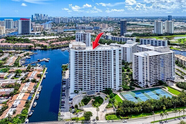 Building Photo - 2500 Parkview Dr