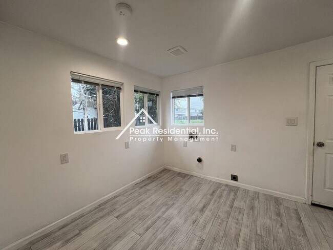 Building Photo - Updated 3bd/2ba Sacramento House