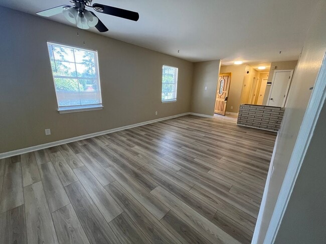 Building Photo - Recently Updated Three Bedroom House in Po...